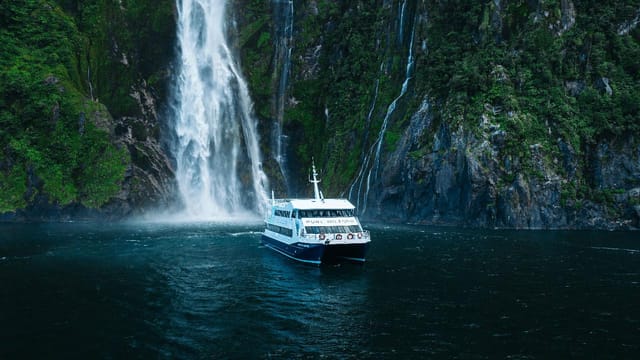 mid-afternoon-milford-sound-cruise_1